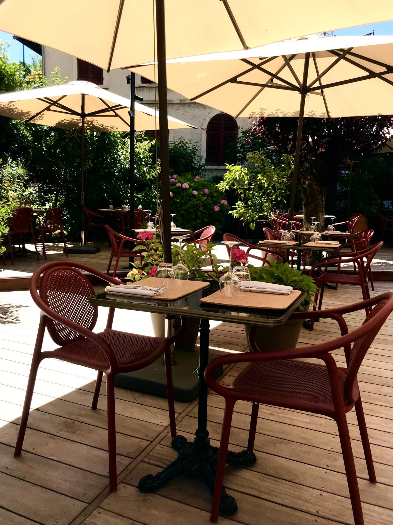 Déjeuner en terrasse au Sens Unique, le restaurant de l'Hôtel Gallia à Aix-les-Bains
