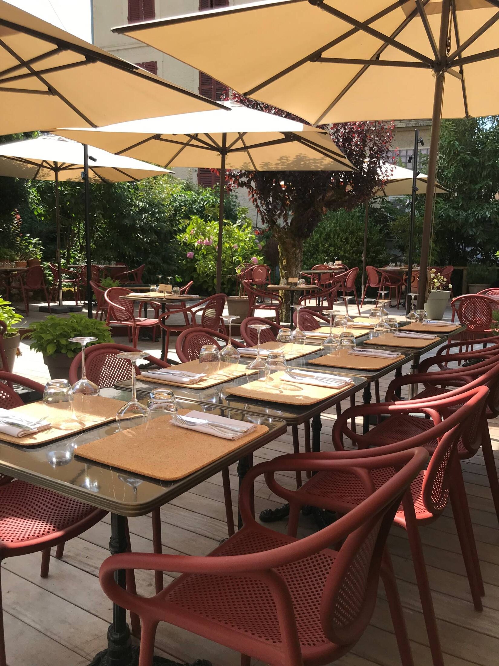 Terrasse du restaurant Le Sens Unique à Aix-les-Bains, tables dressées en extérieur